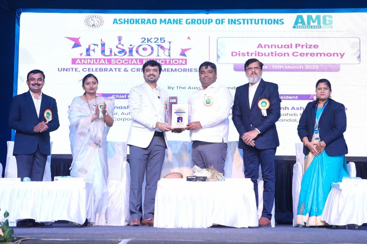 Avinash Chate receiving an award for his contribution to training and development.